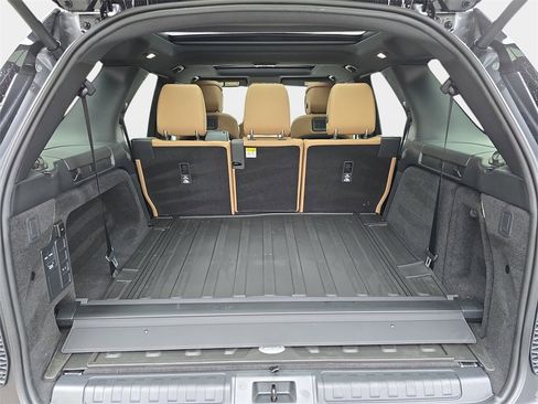 New 2026 Land Rover Discovery Dynamic SE image 13