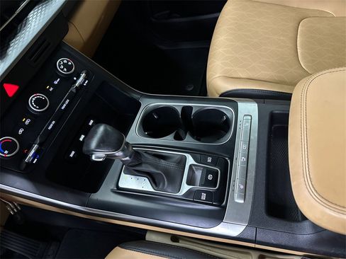 Used 2022 Kia Carnival LX image 31