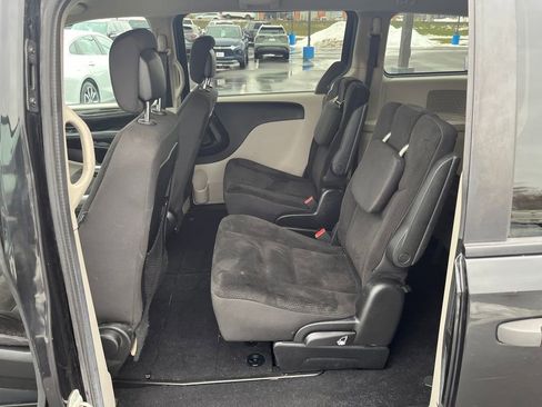 Used 2019 Dodge Grand Caravan SE w/ UConnect Hands-Free Group image 21