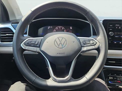 Used 2025 Volkswagen Taos SE AWD/4WD image 17