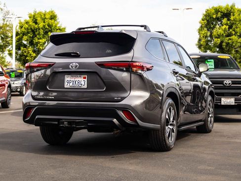 Used 2024 Toyota Highlander XLE image 12