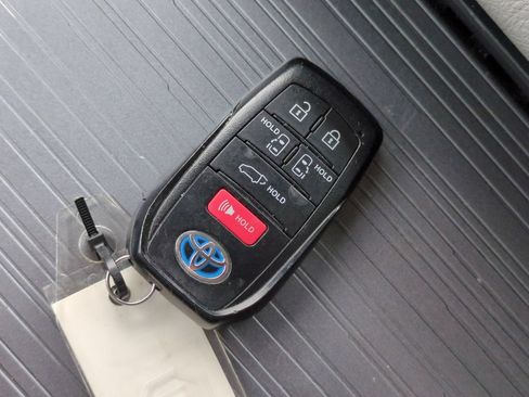 Used 2025 Toyota Sienna XLE FWD image 28