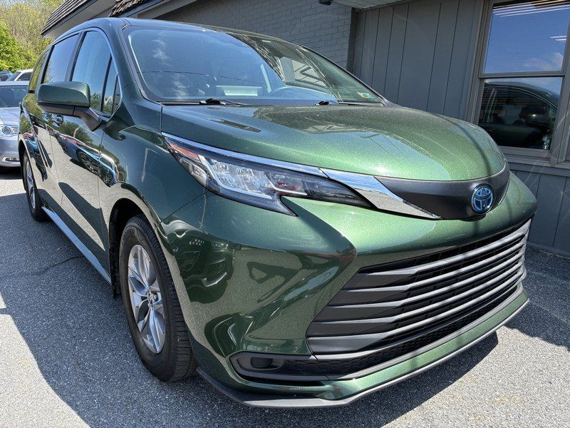 Used 2023 Toyota Sienna LE AWD/4WD image 1