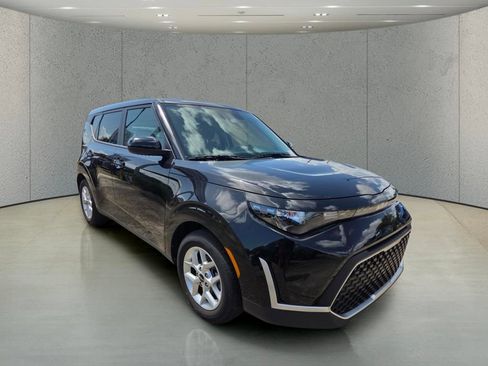 Used 2025 Kia Soul LX w/ LX Technology Package FWD image 7