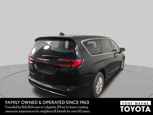 Used 2024 Chrysler Pacifica Touring-L FWD image 7