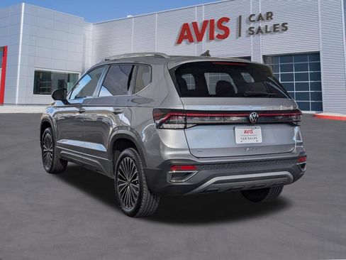 Used 2025 Volkswagen Taos SE FWD image 6