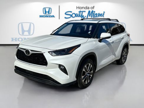 Used 2022 Toyota Highlander XLE image 3