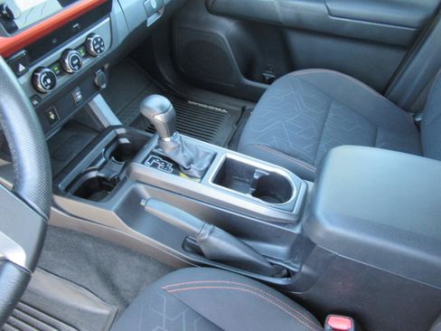 Used 2016 Toyota Tacoma TRD Sport w/ Towing Package AWD/4WD image 19
