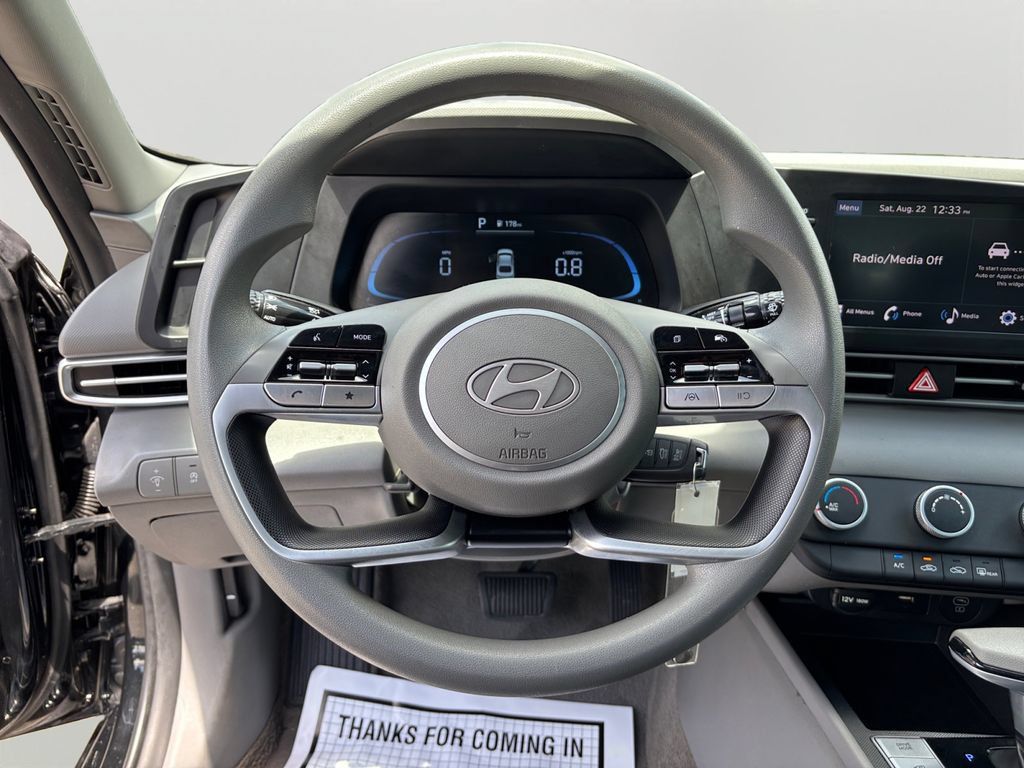 Used 2025 Hyundai Elantra SE FWD image 19