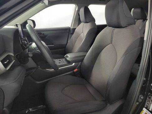 Used 2024 Toyota Highlander LE AWD/4WD image 14