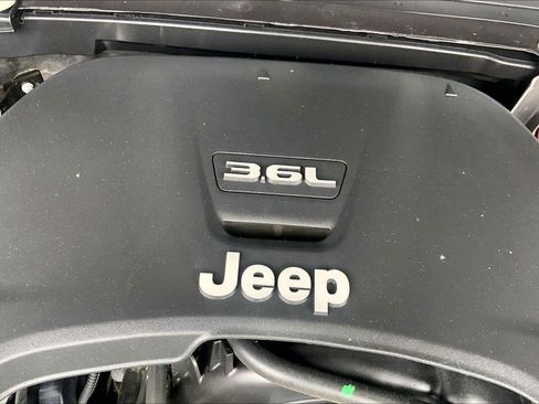 Used 2021 Jeep Wrangler Unlimited Sahara AWD/4WD image 31