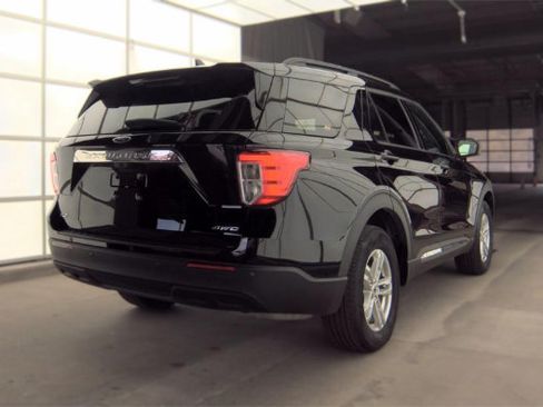 Used 2024 Ford Explorer XLT AWD/4WD image 5