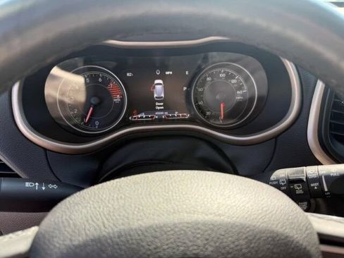 Used 2017 Jeep Cherokee Limited w/ Luxury Group FWD image 19