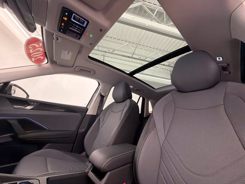 Used 2025 Volkswagen Tiguan SE w/ Panoramic Sunroof Package AWD/4WD image 38