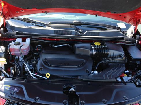 Used 2025 Chrysler Pacifica Limited image 21