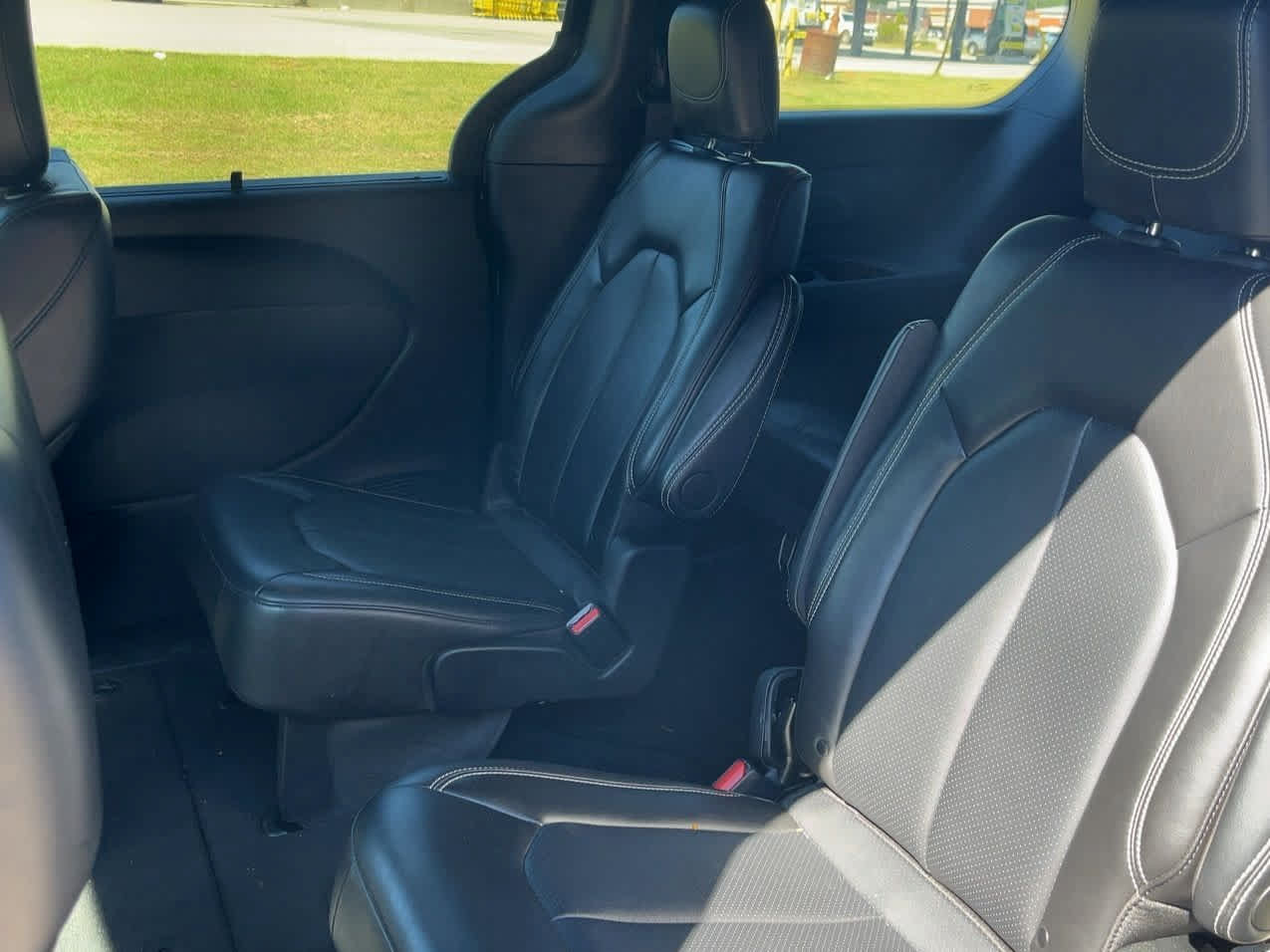 Used 2025 Chrysler Pacifica Select FWD image 4