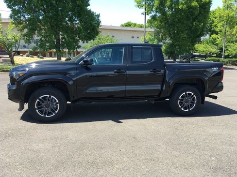 Used 2024 Toyota Tacoma TRD Sport AWD/4WD image 3