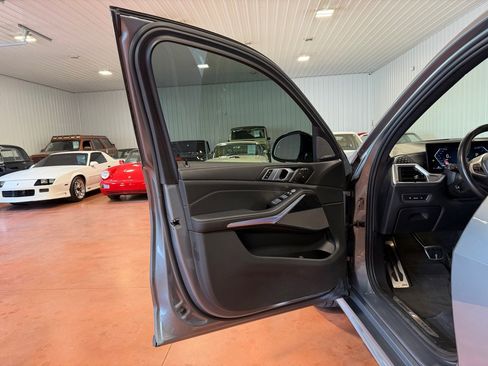 Used 2024 BMW X7 xDrive40i w/ M Sport Package AWD/4WD image 18