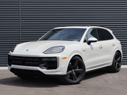 Certified 2025 Porsche Cayenne Turbo AWD/4WD image 1