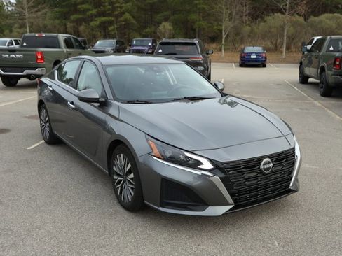 Used 2023 Nissan Altima 2.5 SV image 3