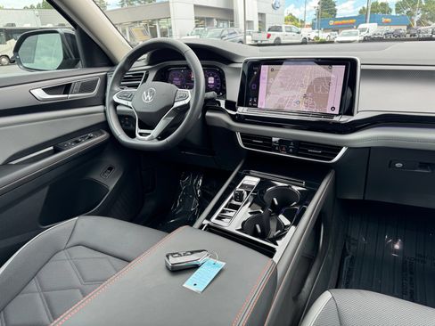 Used 2024 Volkswagen Atlas Peak Edition SEL AWD/4WD image 17