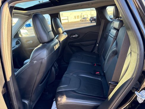 Used 2019 Jeep Cherokee Trailhawk image 11