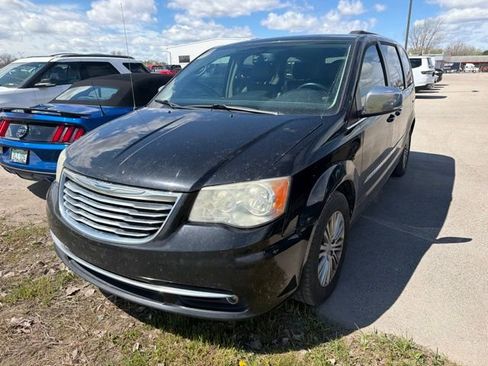 Used 2014 Chrysler Town & Country Touring w/ Driver Convenience Group FWD image 3