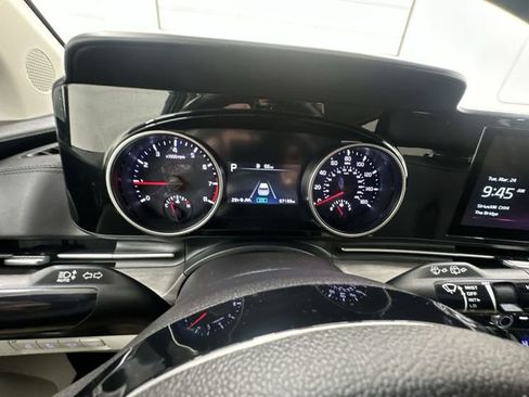 Used 2024 Kia Carnival EX image 11