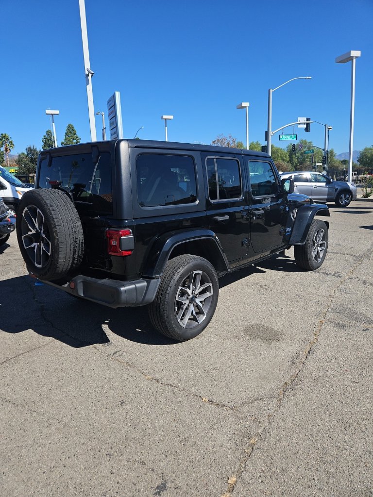 Used 2024 Jeep Wrangler Unlimited w/ Convenience Group AWD/4WD image 4