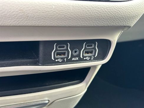 Used 2022 Chrysler Voyager LX FWD image 23