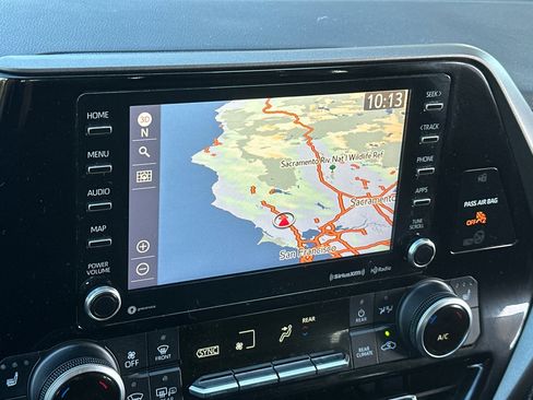 Used 2021 Toyota Highlander XLE image 19