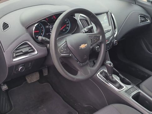 Used 2018 Chevrolet Cruze LT w/ Convenience Package image 2