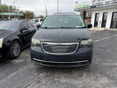Used 2014 Chrysler Town & Country Touring image 2