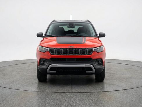Used 2025 Jeep Compass Trailhawk AWD/4WD image 2
