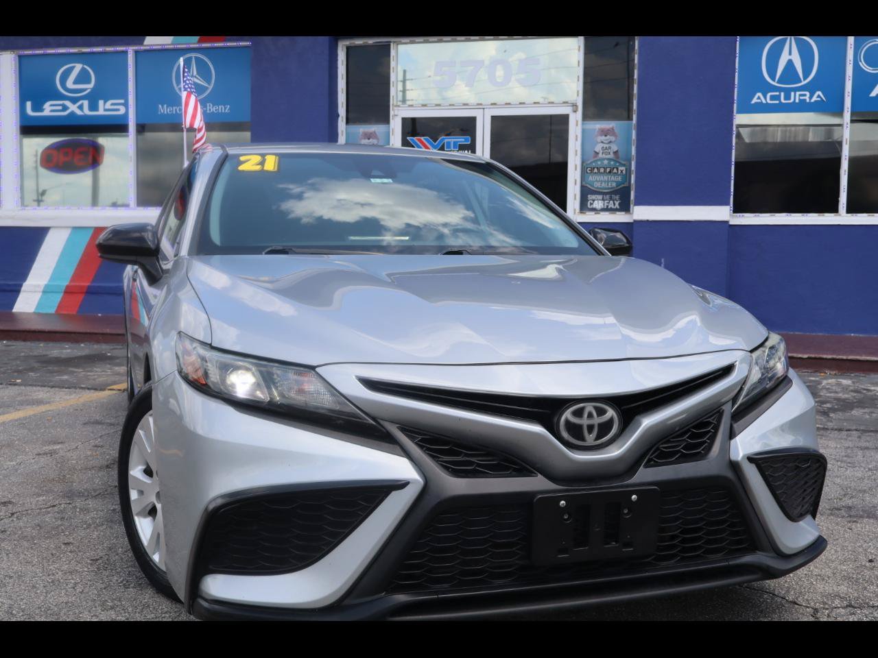 Used 2021 Toyota Camry SE FWD image 2