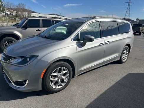 Used 2017 Chrysler Pacifica Touring-L w/ Tire & Wheel Group image 17