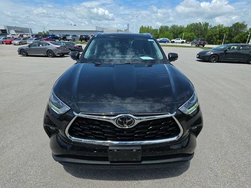 Used 2023 Toyota Highlander Limited AWD/4WD image 2