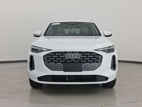 Used 2025 Audi Q5 Premium w/ Convenience Package image 5