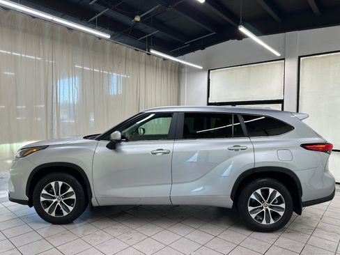 Used 2023 Toyota Highlander XLE AWD/4WD image 11