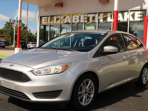 Used 2017 Ford Focus SE FWD image 1