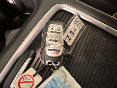 Used 2024 Chrysler Pacifica Touring-L FWD image 20