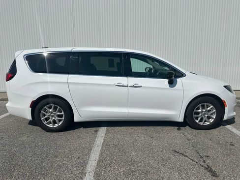Used 2024 Chrysler Voyager LX FWD image 9