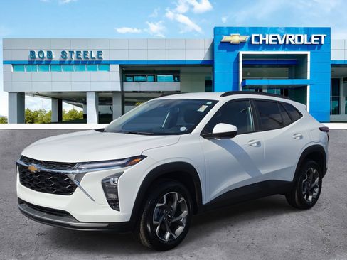 Certified 2025 Chevrolet Trax LT w/ Driver Confidence Package FWD image 2