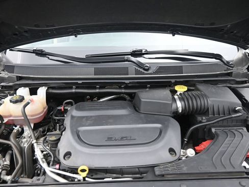 Used 2023 Chrysler Pacifica Touring-L FWD image 23