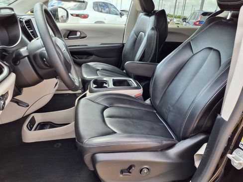 Used 2024 Chrysler Pacifica Touring-L image 24