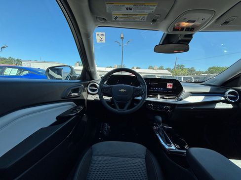 Used 2025 Chevrolet Trax LT FWD image 33