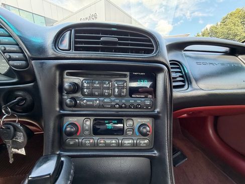 Used 1999 Chevrolet Corvette Coupe w/ Roof Pkg RWD image 9