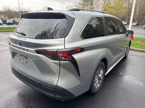 Used 2023 Toyota Sienna XLE image 19