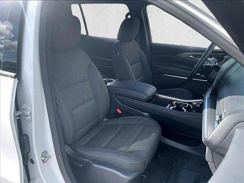 Used 2025 Chevrolet Traverse LT FWD image 9