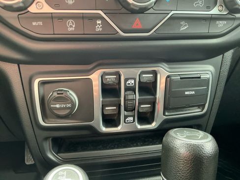 Used 2018 Jeep Wrangler Unlimited Sahara w/ LED Lighting Group AWD/4WD image 18